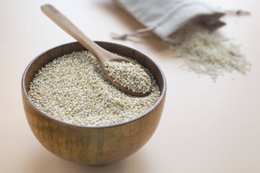 Çiğ kinoa, ahşap bir kaseye yakın. 