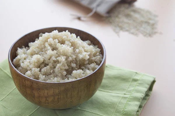 Glutine senza cereali - Quinoa in ciotola di legno — Foto Stock