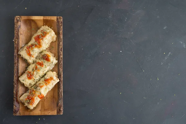 Canelones (canelones) con pasta y queso rellenos de carne y tom —  Fotos de Stock