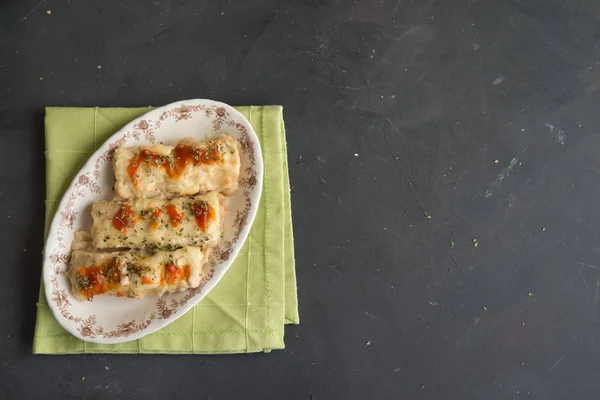 Canelones (canelones) con pasta y queso rellenos de carne y tom —  Fotos de Stock