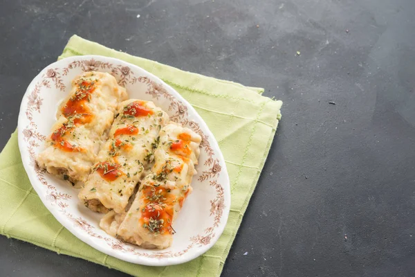 Pasta llena de carne en un plato. Canelones italianos, canelo español —  Fotos de Stock