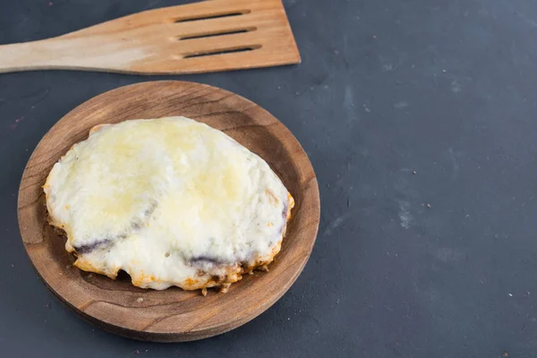 Moussaka, lilek lilku. Horní pohled na černém pozadí — Stock fotografie