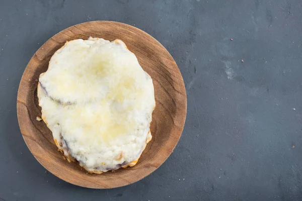 Moussaka, lilek lilku. Horní pohled na černém pozadí — Stock fotografie