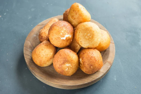 Traditional Colombian bu��uelo - Deep Fried Cheese Bread — Stock Photo, Image