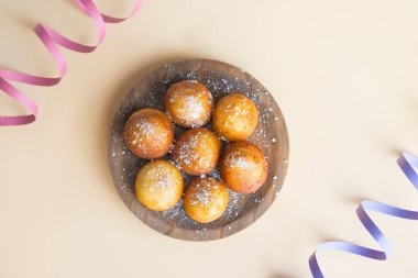 Karnaval İtalyan fritterson kahverengi arka plan