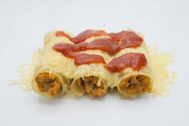 Tabakta et dolu makarna. İtalyan cannelloni, İspanyol canelo