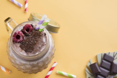 çikolata milkshake renkli arkaplan