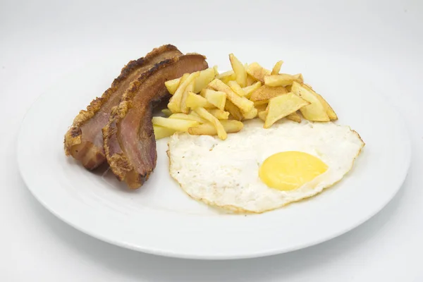 Slice of bacon, egg and potatoes chips in white background — Stock Photo, Image