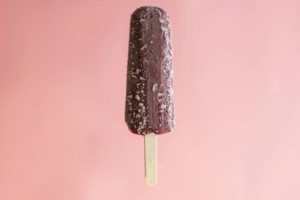 Мороженое палочки фруктов и шоколада — стоковое фото