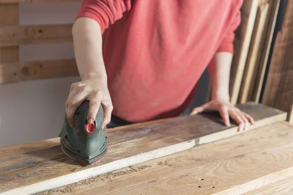 Mujer lijando una madera restaurada —  Fotos de Stock