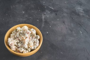 Geleneksel Rus salatası Olivier 