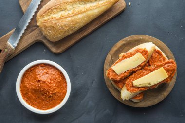 Ekmek ve parmesanlı Sobrasada tipik Mallorca İspanya