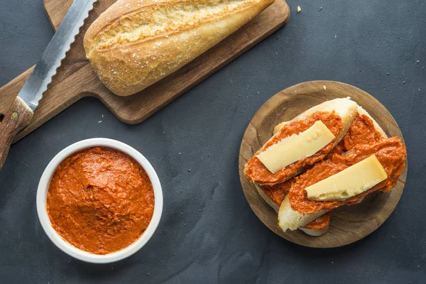 Sobrasada con pan y parmesano típico mallorca españa —  Fotos de Stock