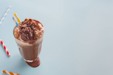 Fluor renk arka planında çikolatalı smoothie