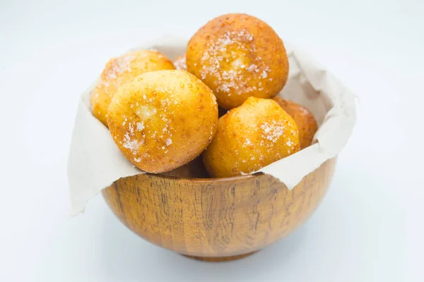 Французские пончики Beignet покрыты сахарным порошком на — стоковое фото