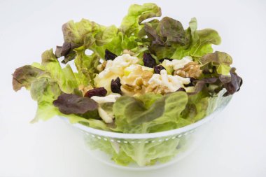 Waldorf salatası elması, fındık üzümü, marul ve mayonez.