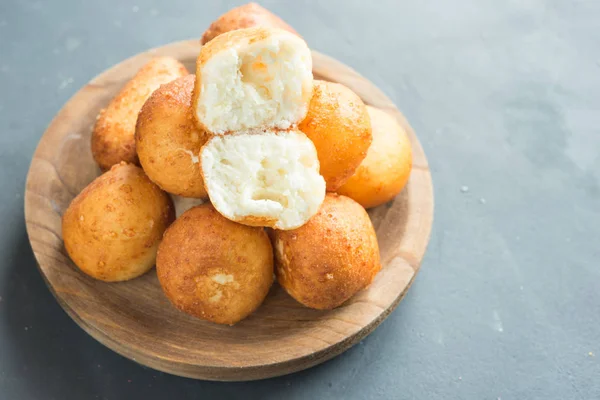 Traditional Colombian bu��uelo - Deep Fried Cheese Bread — Stock Photo, Image