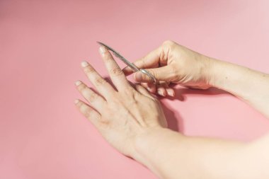 Tırnak kesici makro detay pembe arkaplan