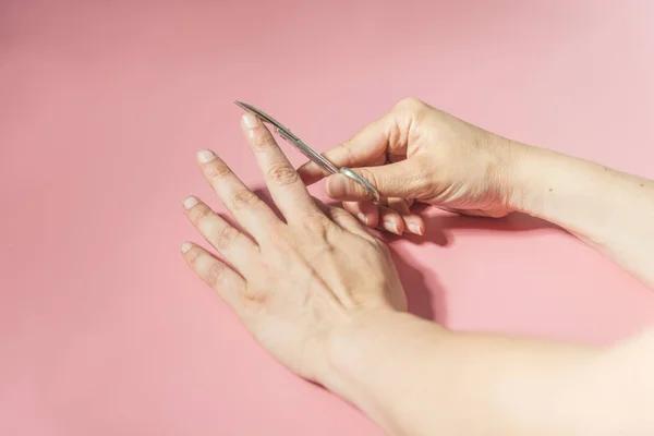 Nail cutter macro detalle rosa fondo — Foto de Stock