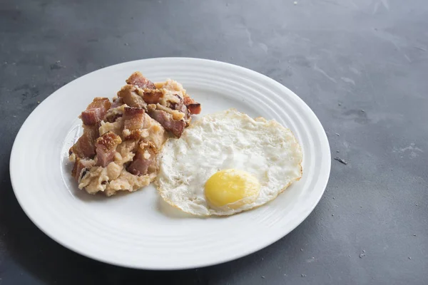 Mashed potatoes with slice of bacon and egg — Stock Photo, Image