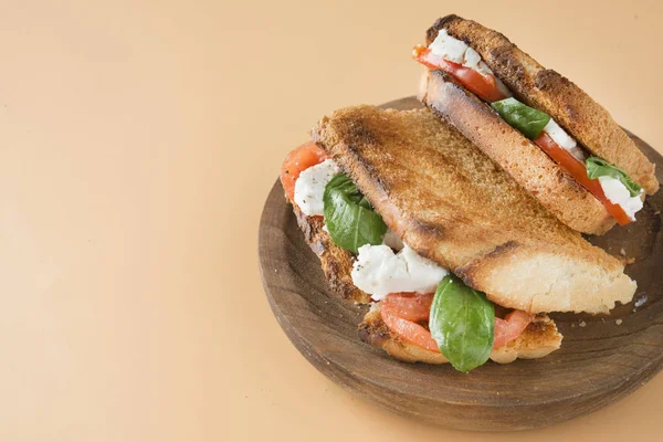 Caprese panini sandviçi.