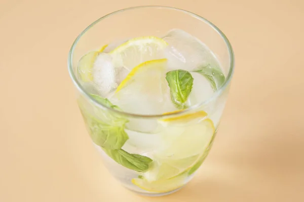 Basilicum limonade verfrissen drankje voor de zomer — Stockfoto