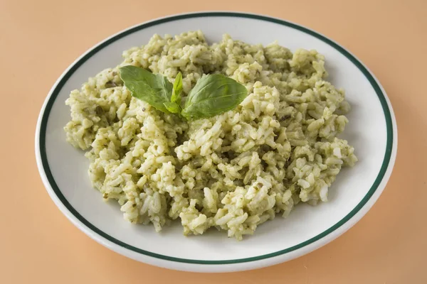 Traditionell mexikansk Arroz Verde grönt ris skålen gjord av lång gran — Stockfoto