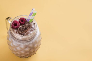 çikolata milkshake renkli arkaplan