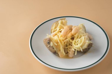 Fasulye ve peynirli ceket patatesleri