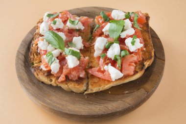 Domatesli İtalyan bruschetta, mozzarella peyniri ve fesleğen.