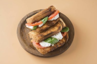 Caprese panini sandviçi.