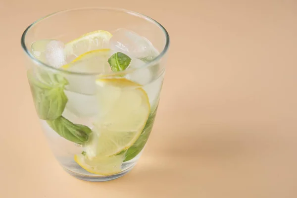 Basilicum limonade verfrissen drankje voor de zomer — Stockfoto