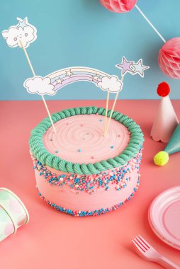 Gözlüklü ve kağıt pipetli kızlar ve erkekler için doğum günü pastası.