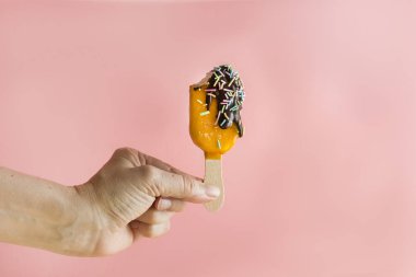 Meyve ve çikolatalı dondurma.