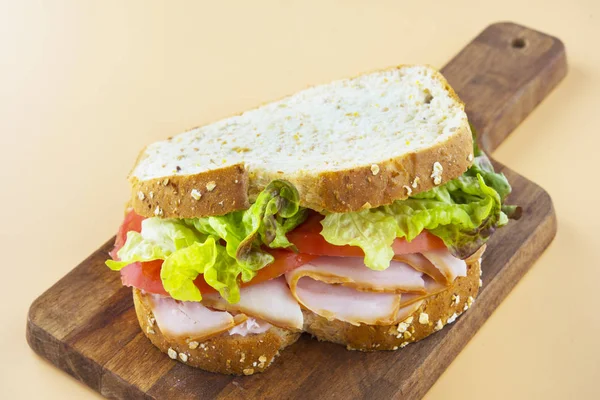 Paradicsomos szendvics, saláta és füstölt pulyka — Stock Fotó