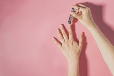 Tırnak kesici makro detay pembe arkaplan