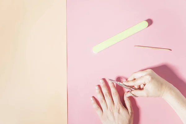 Nail cutter macro detalle rosa fondo — Foto de Stock