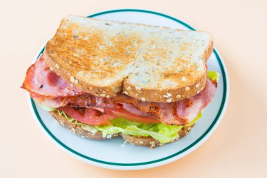 Blt, primatın baş harflerinden sonra isimlendirilen bir sandviç türüdür.