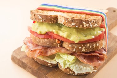 Sandviç, marul, guacamole, pastırma ve domates.