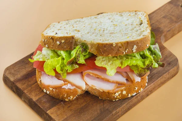 Sandwich de tomate, lechuga y pavo ahumado — Foto de Stock