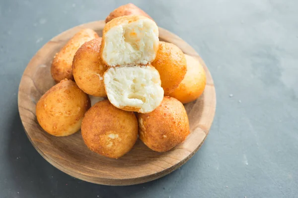 Traditional Colombian bu��uelo - Deep Fried Cheese Bread — Stock Photo, Image