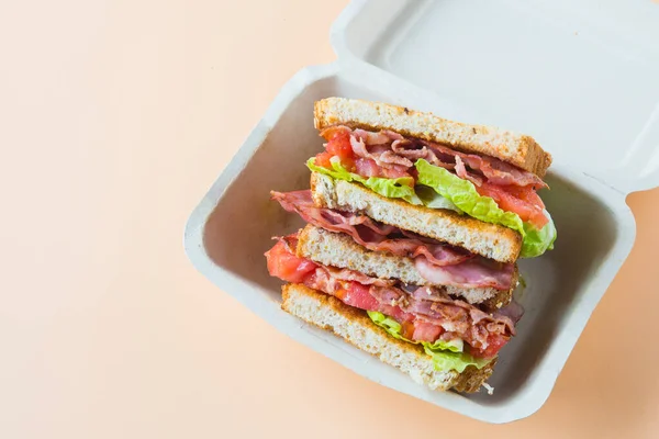 BLT 는 프라 이마의 이니셜을 따서 만든 샌드위치의 일종이다 — 스톡 사진