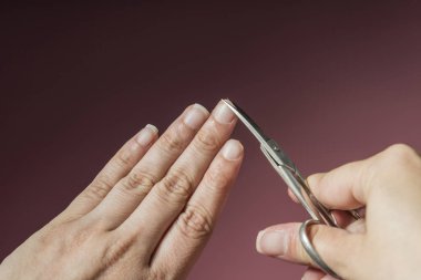 Tırnak kesici makro detay pembe arkaplan