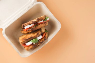 Caprese panini sandviçi.