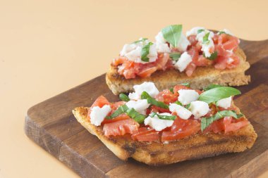 Domatesli İtalyan bruschetta, mozzarella peyniri ve fesleğen.