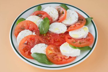 Kahverengi arkaplanda Caprese salatası