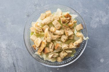 Sezar salatası, tost, marul ve ızgara tavuk göğsü.