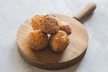 Ta ki laddu kışın Hindistan 'daki pek çok evde tatlı bir maddedir.