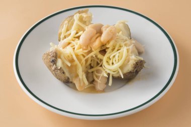 Fasulye ve peynirli ceket patatesleri