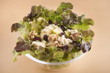 Waldorf salatası elması, fındık üzümü, marul ve mayonez.